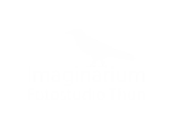 Ein Bild einer Krähe mit den Worten Imaginerium Fotostudio Thun, mit Martin.