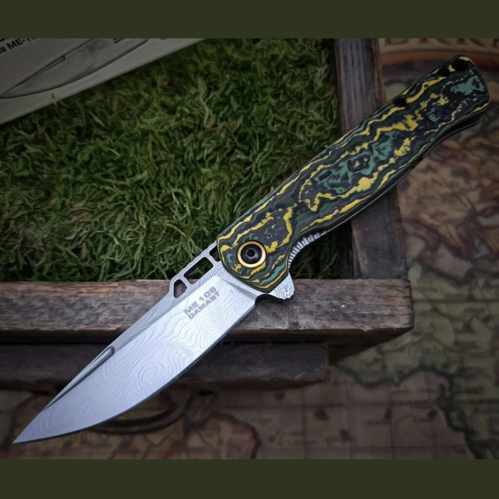Ein Messer mit grünem Griff auf einer Holzkiste.