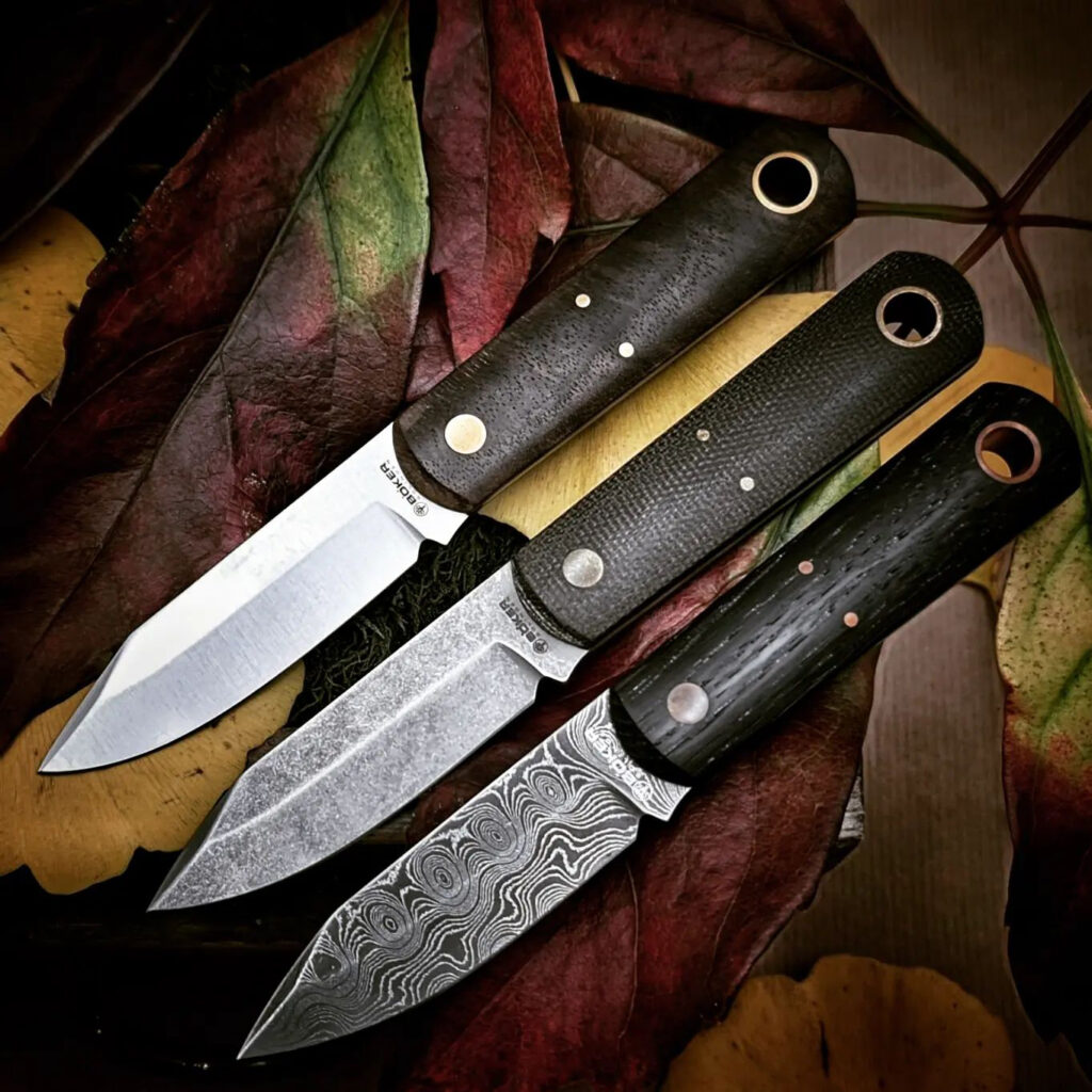 Drei Messer sitzen auf einem Stapel Blätter.