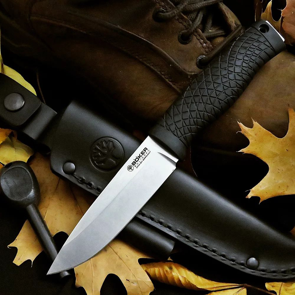 Ein Messer liegt auf einem Stapel Blätter.