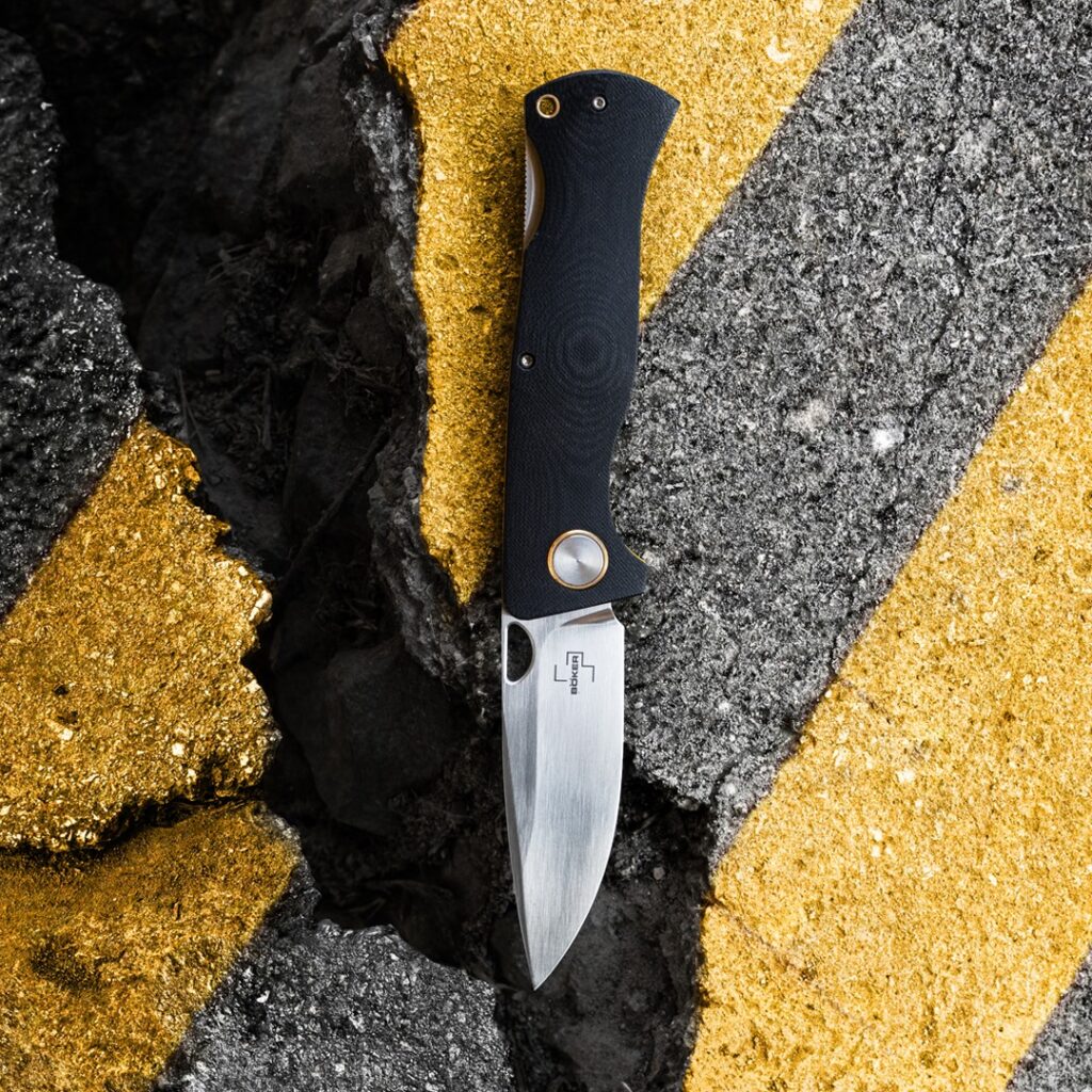 Ein Messer liegt auf einer gelben Straße.