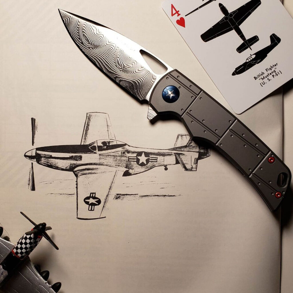 Eine Zeichnung eines Flugzeugs mit einem Messer daneben.