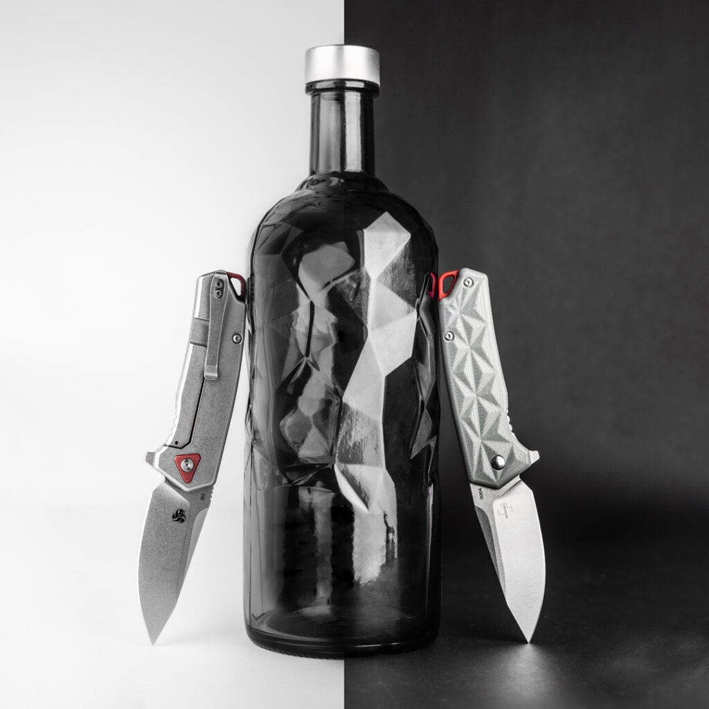 Zwei Messer in einer Flasche nebeneinander.