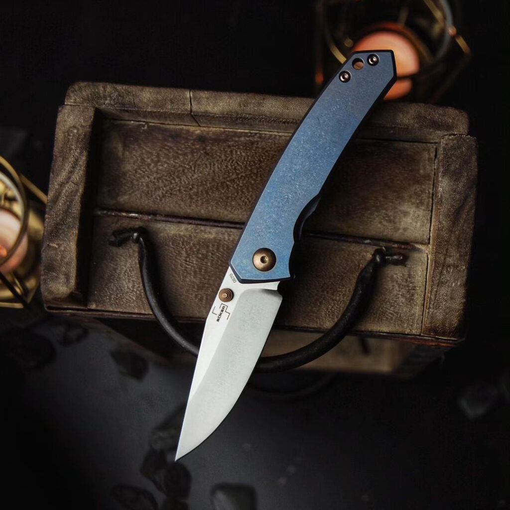 Ein Messer mit blauem Griff, das auf einer Holzkiste liegt.