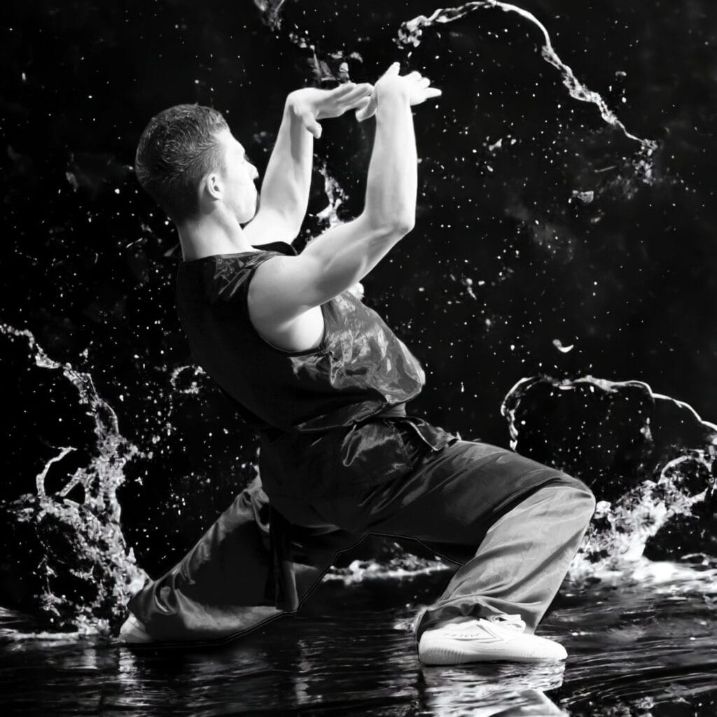 Ein Schwarz-Weiß-Foto eines Mannes in Kung-Fu-Stellung, der eine Kung-Fu-Pose zeigt.

Hinweis: Ich habe das Schlüsselwort Martin Borter nicht so verwendet, wie es scheint