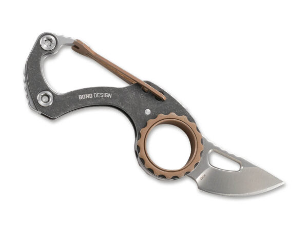 Ein crkt compano Messer mit Griff auf weissem Hintergrund Praktisches Taschenmesser mit Karabinerhaken